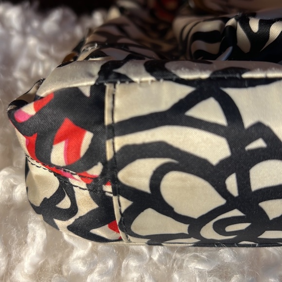 Coach Women's Poppy Daisy Graffiti
Crossbody Handbag Medium White/Black
Floral - Picture 4 of 12